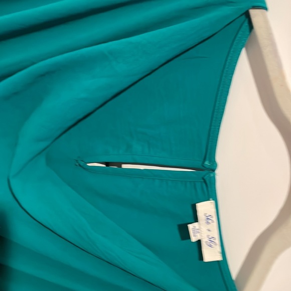 Green scope front jumper with pockets! - Picture 2 of 6